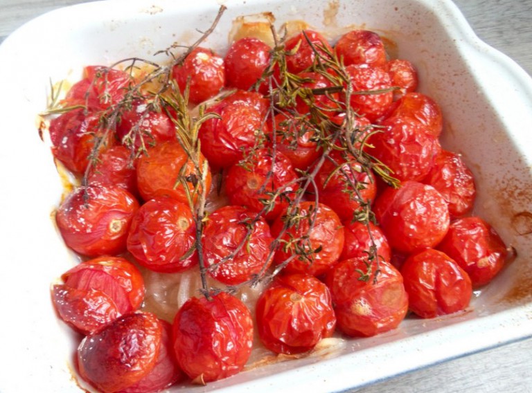 Cuisiner des tomates cerises aux petits oignons confits