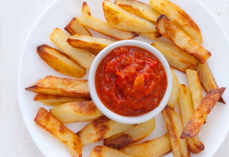Réaliser des frites au four maison avec peu d'huile